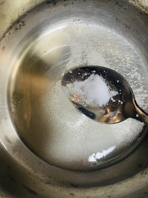制作寿司醋:
若没有现成寿司醋,可将米醋、白糖、盐按合适比例混合煮开,放凉后即成简易寿司醋。