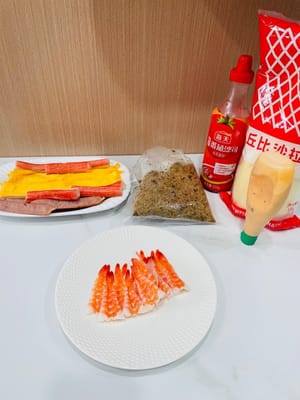 4. 准备酱料与配料:备好沙拉酱、千岛酱、番茄酱、肉松等,家里有啥合适的食材就准备啥,灵活搭配即可。