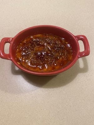 끓는 카라멜을 커스터드에 붓습니다.