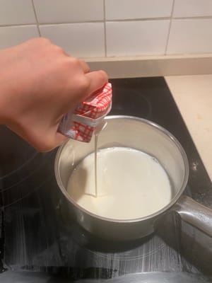 냄비에 휘핑크림을 붓습니다.