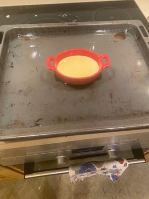 뜨거운 물이 담긴 용기에 담습니다.