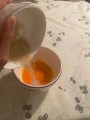계란 노른자에 설탕 20g을 첨가합니다.