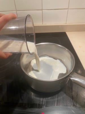 냄비에 우유를 붓습니다.