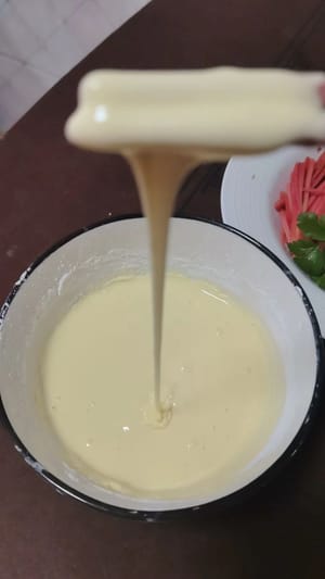 Aggiungere due cucchiai di fecola di patate in una ciotola e mescolarli con acqua in un rapporto di 1:1. Mescolare con le bacchette fino a quando non si sarà sciolto, lasciare riposare per qualche minuto, quindi scolare l'acqua. Rompere un uovo nella ciotola, aggiungere un pizzico di sale e mescolare fino a quando non si sarà addensato.