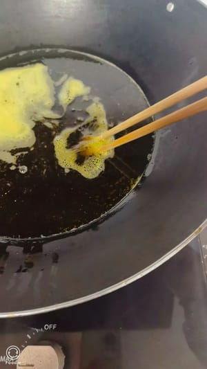Scaldare l'olio in un wok fino a raggiungere il 60% della sua temperatura massima. Aggiungere le fette di carne separatamente per evitare che si attacchino tra loro.