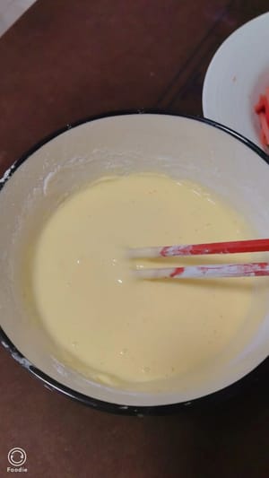 Aggiungere due cucchiai di fecola di patate in una ciotola e mescolarli con acqua in un rapporto di 1:1. Mescolare con le bacchette fino a quando non si sarà sciolto, lasciare riposare per qualche minuto, quindi scolare l'acqua. Rompere un uovo nella ciotola, aggiungere un pizzico di sale e mescolare fino a quando non si sarà addensato.