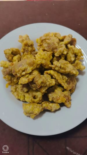 Scaldare l'olio a una temperatura più alta, versare il composto e friggere di nuovo fino a doratura e croccantezza, quindi togliere.