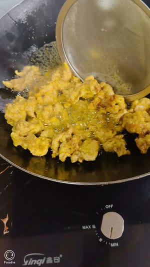 Dopo aver fritto fino a quando non si sarà rappreso, togliete dall'olio. Se non riuscite a finire di friggere tutti gli ingredienti in una volta sola, friggeteli in due volte.