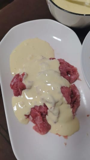 Versatelo poi sulla carne affettata, aggiungete un filo d'olio e mescolate bene. Questo è il segreto della croccantezza.