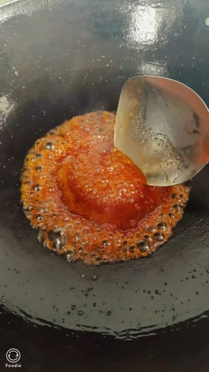 In una pentola a parte, versate la salsa agrodolce e fate sobbollire a fuoco lento finché non inizia a bollire. Aggiungete quindi le fette di carne fritte e fatele saltare velocemente finché non saranno ricoperte dalla salsa. Togliete dal fuoco e servite.
