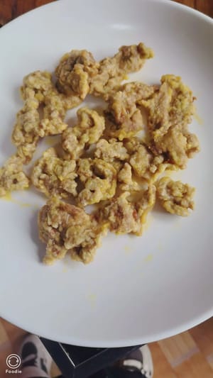 Scaldare l'olio in un wok fino a raggiungere il 60% della sua temperatura massima. Aggiungere le fette di carne separatamente per evitare che si attacchino tra loro.