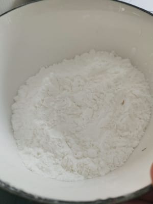 Aggiungere due cucchiai di fecola di patate in una ciotola e mescolarli con acqua in un rapporto di 1:1. Mescolare con le bacchette fino a quando non si sarà sciolto, lasciare riposare per qualche minuto, quindi scolare l'acqua. Rompere un uovo nella ciotola, aggiungere un pizzico di sale e mescolare fino a quando non si sarà addensato.