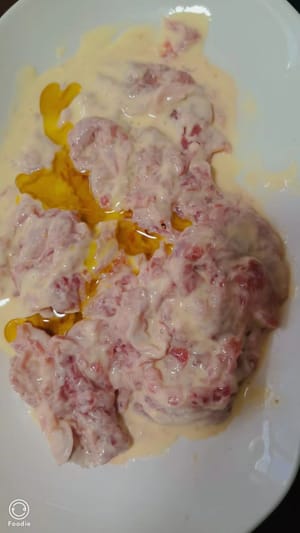 Versatelo poi sulla carne affettata, aggiungete un filo d'olio e mescolate bene. Questo è il segreto della croccantezza.