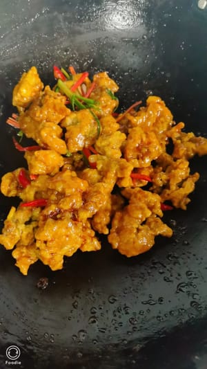 In una pentola a parte, versate la salsa agrodolce e fate sobbollire a fuoco lento finché non inizia a bollire. Aggiungete quindi le fette di carne fritte e fatele saltare velocemente finché non saranno ricoperte dalla salsa. Togliete dal fuoco e servite.