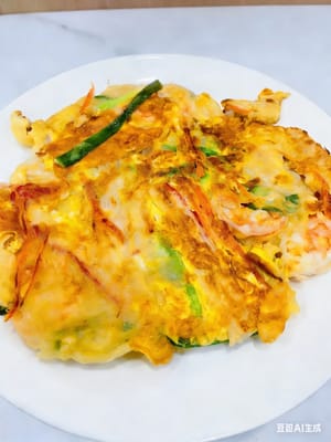 Tuang telur yang sudah dikocok. Setelah permukaannya mengeras, balik dan goreng selama dua menit lagi.

Resep ini menghasilkan dua panekuk seafood dan daun bawang. Gunakan sisa adonan dan bahan-bahan, ikuti langkah-langkah yang sama, untuk membuat panekuk lainnya.

Setelah digoreng, potong kecil-kecil dan nikmati selagi hangat dengan saus yang sudah disiapkan. Segar, harum, dan renyah—satu gigitan saja sudah sangat memuaskan!