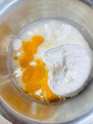 Kunci membuat adonan pancake adalah dengan menambahkan tepung terigu serbaguna, tepung beras ketan, 10 gram minyak wijen, dan garam ke dalam mangkuk. Tambahkan air es sedikit demi sedikit sambil diaduk hingga terbentuk adonan yang halus dan tanpa gumpalan. Adonan harus mengalir dengan lancar dalam aliran tipis saat diangkat dengan sendok. Kemudian tambahkan setengah dari makanan laut yang telah disiapkan dan aduk rata.