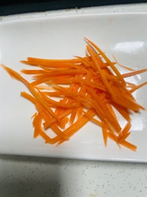 1 piment vert et 1 piment rouge (coupés en lanières épaisses en diagonale pour plus d’arôme, de saveur et de couleur ; réduisez la quantité si vous n’aimez pas les plats épicés). J’ai utilisé des carottes râpées à la place.