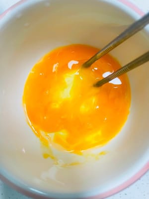 Battre les œufs et réserver.