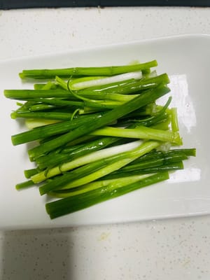 Couper en morceaux d'environ 5 cm de long.