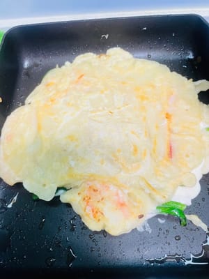 Tuang telur yang sudah dikocok. Setelah permukaannya mengeras, balik dan goreng selama dua menit lagi.

Resep ini menghasilkan dua panekuk seafood dan daun bawang. Gunakan sisa adonan dan bahan-bahan, ikuti langkah-langkah yang sama, untuk membuat panekuk lainnya.

Setelah digoreng, potong kecil-kecil dan nikmati selagi hangat dengan saus yang sudah disiapkan. Segar, harum, dan renyah—satu gigitan saja sudah sangat memuaskan!