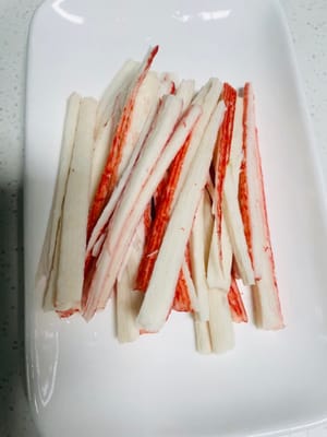 Déchirer en fines lamelles pour faciliter l’enrobage avec la pâte.