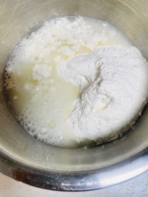 Kunci membuat adonan pancake adalah dengan menambahkan tepung terigu serbaguna, tepung beras ketan, 10 gram minyak wijen, dan garam ke dalam mangkuk. Tambahkan air es sedikit demi sedikit sambil diaduk hingga terbentuk adonan yang halus dan tanpa gumpalan. Adonan harus mengalir dengan lancar dalam aliran tipis saat diangkat dengan sendok. Kemudian tambahkan setengah dari makanan laut yang telah disiapkan dan aduk rata.