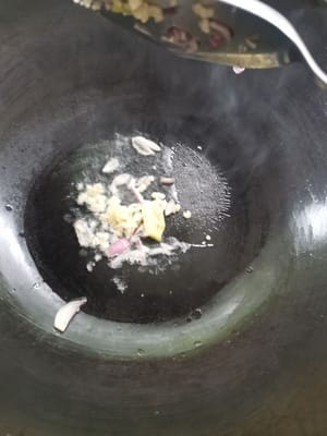 Prepare a frying pan, pour in oil, wait until it is hot, add (shallots, garlic and ginger)