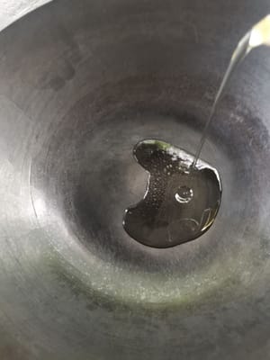 then prepare a frying pan, pour in oil, wait until it is hot