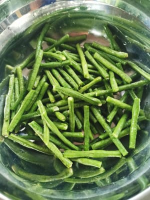 Wash the long beans, then cut them into pieces of about 3 cm.
