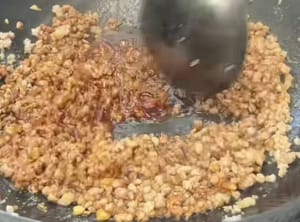起鍋放油，油熱倒入備好的肉末快熟翻炒至微黃，加上少許辣椒，薑蒜，一起翻炒爆香，再倒入提前備好的料汁，繼續翻炒均勻即可。