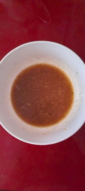 調味汁，碗裡倒入一湯匙清水，生抽適量，蠔油三毫升，食鹽少許，玉米澱粉少許，一起攪拌均勻