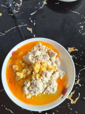 半碎的豆腐打入三顆雞蛋。