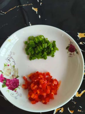 辣椒香蔥切小段。