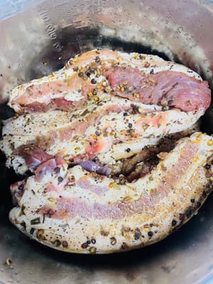 Metodo speciale per marinare la carne saltando il sale: per prima cosa, versate il sale in una padella asciutta e fatelo saltare a fuoco basso. Non appena sentite il calore del sale, spegnete immediatamente il fuoco. Quindi, aggiungete tutte le spezie e saltatele usando il calore residuo del sale per rilasciarne l'aroma. Questo metodo impedirà al sale di bruciare e permetterà all'aroma delle spezie di infondersi completamente nel sale.