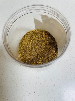 macinare tutte le spezie saltate in padella fino a ottenere una polvere fine, quindi conservarle in un barattolo sigillato.