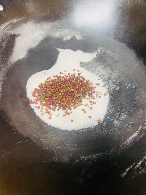 Metodo speciale per marinare la carne saltando il sale: per prima cosa, versate il sale in una padella asciutta e fatelo saltare a fuoco basso. Non appena sentite il calore del sale, spegnete immediatamente il fuoco. Quindi, aggiungete tutte le spezie e saltatele usando il calore residuo del sale per rilasciarne l'aroma. Questo metodo impedirà al sale di bruciare e permetterà all'aroma delle spezie di infondersi completamente nel sale.