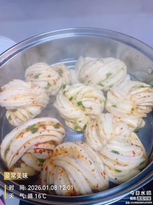 Panini al vapore: panini al vapore preparati con polvere di cinque spezie e peperoncino in polvere. L'aroma di pepe e condimento ti avvolge non appena li mordi. Sono così deliziosi che non riesci a smettere di mangiarli.