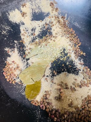 Metodo speciale per marinare la carne saltando il sale: per prima cosa, versate il sale in una padella asciutta e fatelo saltare a fuoco basso. Non appena sentite il calore del sale, spegnete immediatamente il fuoco. Quindi, aggiungete tutte le spezie e saltatele usando il calore residuo del sale per rilasciarne l'aroma. Questo metodo impedirà al sale di bruciare e permetterà all'aroma delle spezie di infondersi completamente nel sale.