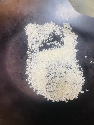 Maiale al vapore con farina di riso: il maiale al vapore con farina di riso si ottiene macinando la polvere di cinque spezie con riso tostato fino a ottenere una polvere. L'aroma del maiale è avvolto dal ricco aroma delle spezie e ogni boccone è ricco del delicato sapore delle cinque spezie. È fragrante ma non unto.