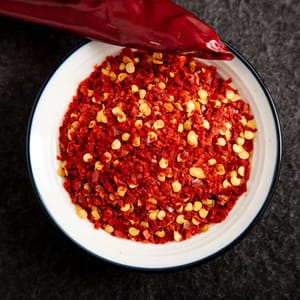 Gamberi al sale e pepe: Gamberi al sale e pepe preparati con polvere di cinque spezie e peperoncino in polvere, con un aroma bruciato e ricoperto dalla fragranza di pepe e spezie. Un morso e l'aroma esplode, così delizioso che non potrai smettere di leccarti le dita.