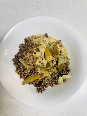 Metodo speciale per marinare la carne saltando il sale: per prima cosa, versate il sale in una padella asciutta e fatelo saltare a fuoco basso. Non appena sentite il calore del sale, spegnete immediatamente il fuoco. Quindi, aggiungete tutte le spezie e saltatele usando il calore residuo del sale per rilasciarne l'aroma. Questo metodo impedirà al sale di bruciare e permetterà all'aroma delle spezie di infondersi completamente nel sale.