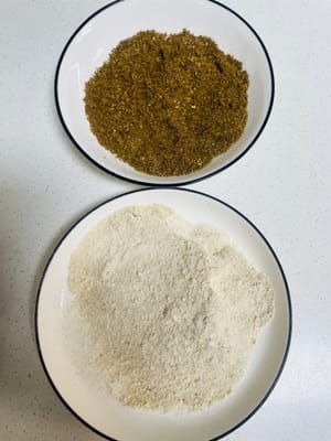 Maiale al vapore con farina di riso: il maiale al vapore con farina di riso si ottiene macinando la polvere di cinque spezie con riso tostato fino a ottenere una polvere. L'aroma del maiale è avvolto dal ricco aroma delle spezie e ogni boccone è ricco del delicato sapore delle cinque spezie. È fragrante ma non unto.