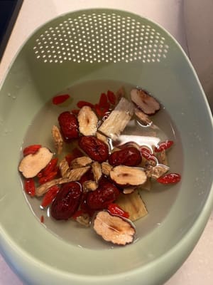 Alle Zutaten gründlich waschen und 5 Minuten einweichen lassen.