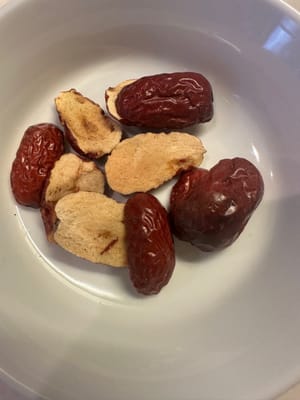 Man kann fünf rote Datteln verwenden.