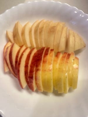 Äpfel und Birnen in kleine Stücke schneiden.