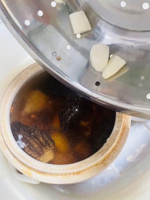 Quando inizia la cottura, aggiungo l'igname e lo lascerò cuocere in acqua per 2 ore. Si può anche mettere in una pentola e cuocere a fuoco lento per 1 ora dopo che l'acqua bolle.