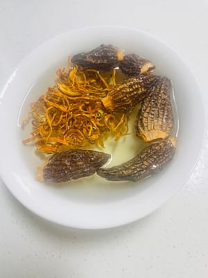 Lavez les morilles et les fleurs de cordyceps et faites-les tremper dans l’eau pendant 10 minutes.
