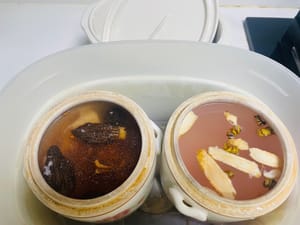 Quando inizia la cottura, aggiungo l'igname e lo lascerò cuocere in acqua per 2 ore. Si può anche mettere in una pentola e cuocere a fuoco lento per 1 ora dopo che l'acqua bolle.