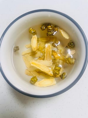 Lavez les tranches de Dendrobium et de ginseng américain et faites-les tremper dans l'eau pendant 30 minutes.