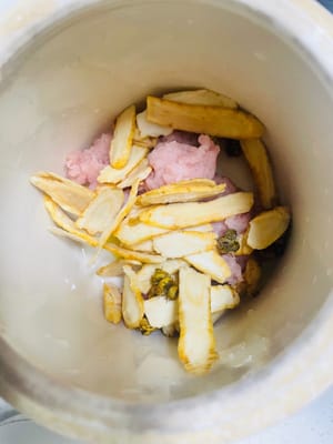 Dendrobium e ginseng americano: mettete due fette di zenzero nella pentola per stufato, aggiungete 150 grammi di carne di maiale magra, aggiungete a turno il dendrobium e il ginseng americano, quindi riempite la pentola per stufato con acqua fredda e lasciate in ammollo per circa 30 minuti, in modo che rilasci più facilmente il sapore (ricordatevi di usare acqua fredda. Mettetelo in frigorifero quando fa caldo).